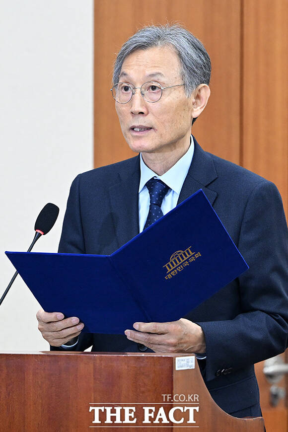 인사청문회에서 의원 질의에 답하는 고광헌 방송미디어통신심의위원회 위원장 후보자.