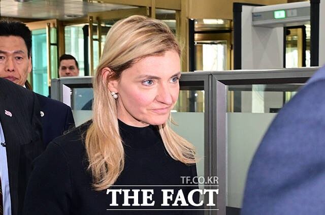 세라 로저스 미 국무부 공공외교 담당 차관이 개정 정보통신망법 논의차 1일 오전 서울 종로구 외교부 청사를 방문하고 있다. /임영무 기자