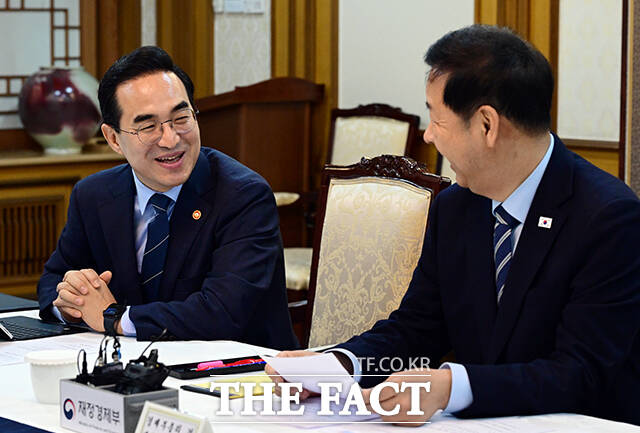 구윤철 부총리 겸 재정경제부 장관(가운데)이 1일 오전 서울 종로구 정부서울청사에서 열린 거시재정금융간담회에 참석해 모두발언을 하고 있다. /임영무 기자