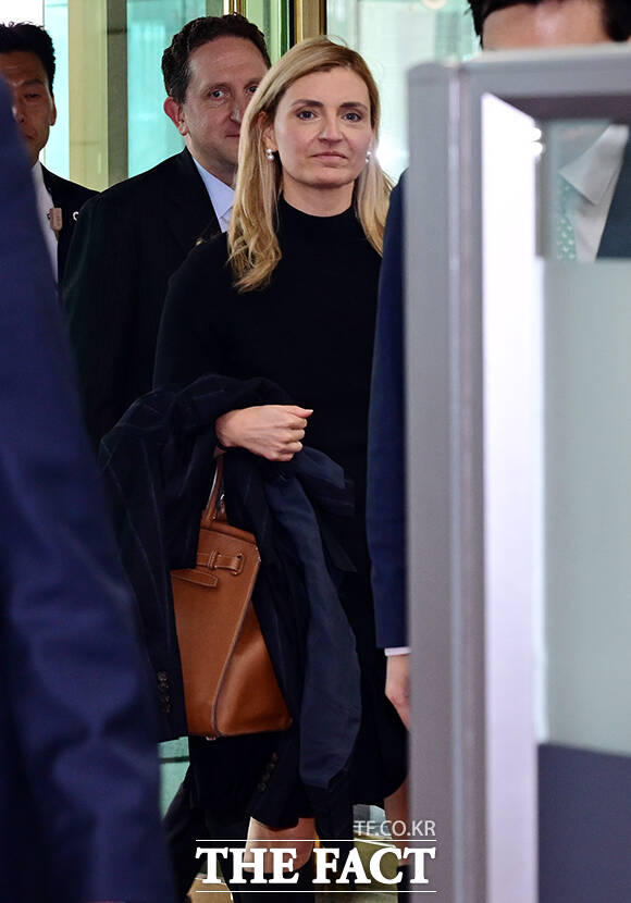 세라 로저스 미 국무부 공공외교 담당 차관이 개정 정보통신망법 논의차 1일 오전 서울 종로구 외교부 청사를 방문하고 있다. /임영무 기자