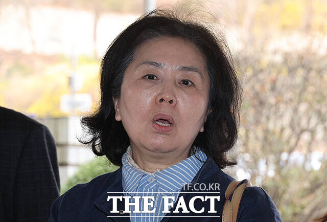 김영선 전 국회의원이 1일 서울 서초구 서울중앙지법에서 열린 오세훈 서울시장의 여론조사 대납 의혹 사건 1심 속행 공판에 증인으로 출석하며 취재진 질문에 답하고 있다. /박상민 기자