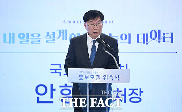 배우 이준혁(왼쪽)과 박선영 아나운서가 1일 오후 서울 중구 한국프레스센터에서 열린 '2025년 기준 경제총조사 홍보모델 위촉식'에 참석해 기념촬영을 하고 있다. /박헌우 기자