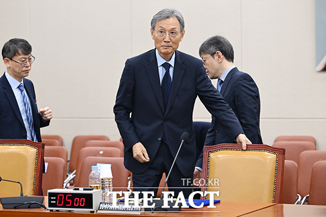 인사청문회에서 의원 질의에 답하는 고광헌 방송미디어통신심의위원회 위원장 후보자.