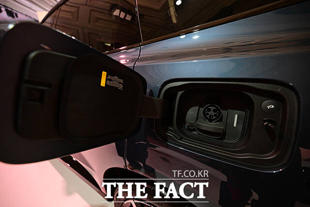 연료주입구 위치에 자리한 충전구.