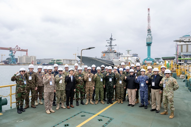 25개국에서 온 30명의 주한 무관단 일행이 31일 HD현대중공업을 방문해 최고 수준의 함정 건조 역량을 확인했다. /HD현대중공업