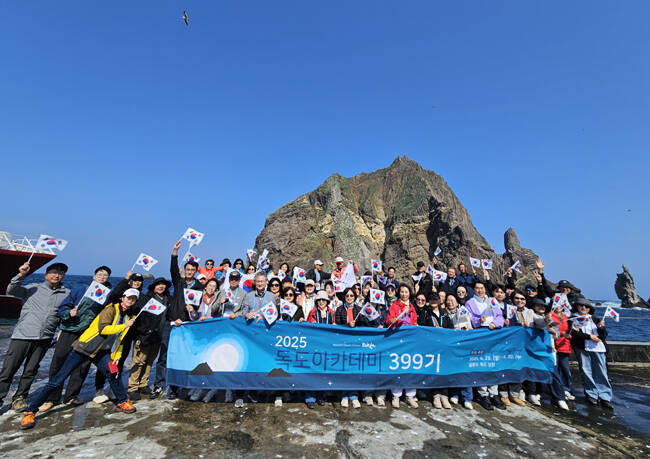 독도아카데미 교육생이 독도현지를 방문해 단체 기념사진을 찍고 있다. /울릉군