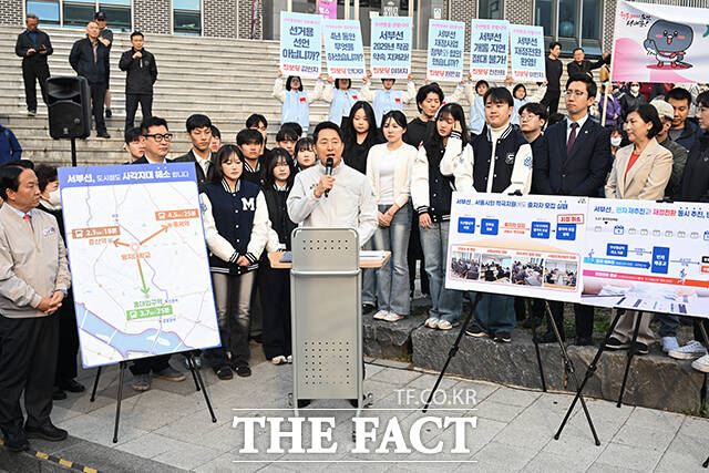 오세훈 서울시장이 1일 오전 서울 서대문구 서부선 도시철도 현장을 방문해 브리핑을 하고 있다. /박헌우 기자