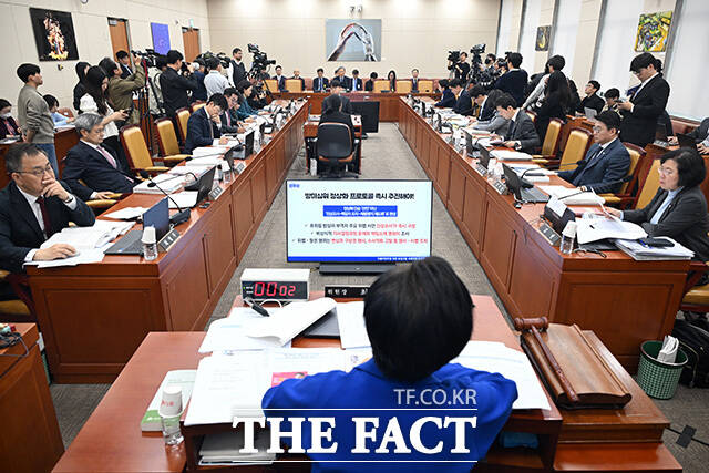 인사청문회에서 의원 질의에 답하는 고광헌 방송미디어통신심의위원회 위원장 후보자.