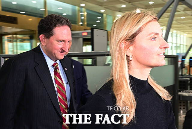 세라 로저스 미 국무부 공공외교 담당 차관이 개정 정보통신망법 논의차 1일 오전 서울 종로구 외교부 청사를 방문하고 있다. /임영무 기자