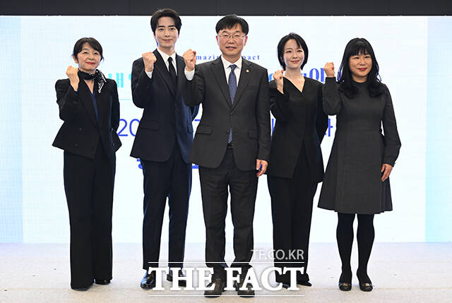 배우 이준혁(왼쪽)과 박선영 아나운서가 1일 오후 서울 중구 한국프레스센터에서 열린 '2025년 기준 경제총조사 홍보모델 위촉식'에 참석해 기념촬영을 하고 있다. /박헌우 기자