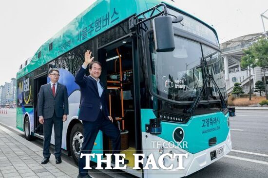 이동환 고양시장(오른쪽)이 1일 열린 자율주행버스 시승식에 참석해 시승을 위해 고양시 자율주행버스 I’M 고래에 탑승하고 있다. /고양시