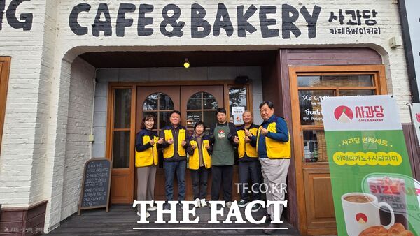 사과당 대전갈마점이 대전시 서구 갈마2동 지역사회보장협의체로부터 1일 매월 3만 원 이상 금액을 1년 이상 정기 기부하는 나눔 사업에 동참해 나눔 실천 착한가게 인증 현판을 전달받았다. /대전시 서구