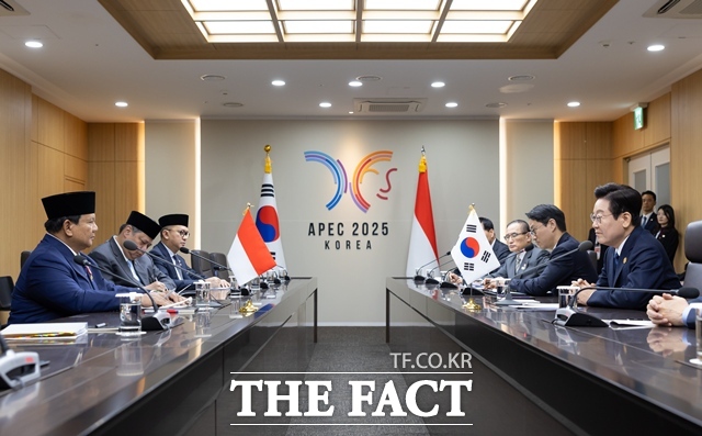 한국과 인도네시아는 1일 이재명 대통령과 프라보워 수비안토 대통령 간 정상회담을 계기로 양국 관계 격상과 함께 핵심광물, 디지털, 청정에너지 등 분야 협력을 약속하는 문건을 체결했다. 이 대통령이 2025년 11월 1일 경북 경주화백컨벤션센터에서 프라보워 대통령과 정상회담을 갖고 있다. /대통령실