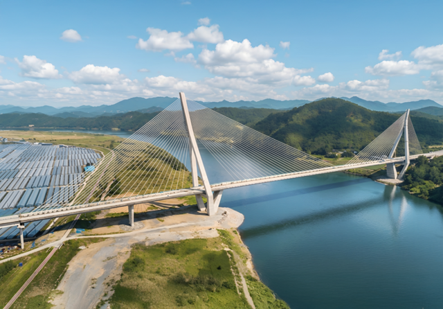 쌍용건설은 현재 시공 중인 의령낙동대교 사업이 지난달 30일 개최된 제29회 2026 토목의날 행사에서 올해의 토목구조물 대상을 수상했다. 사진은 의령낙동대교 전경. /쌍용건설