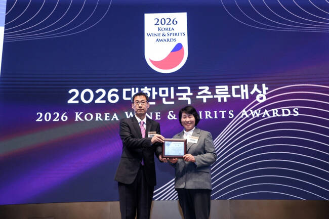 안동반가 이태숙 대표(오른쪽)가 개발한 진저고유53이 국내 최고 권위 주류대상의 영예를 안았다. /안동시