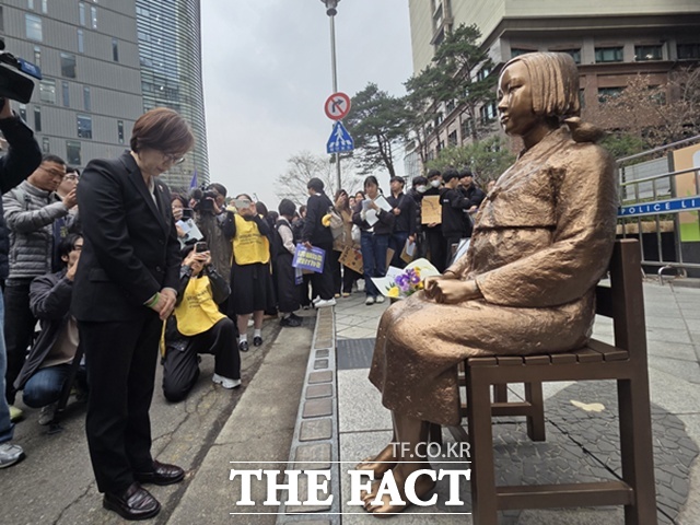 정의기억연대(정의연)는 1일 낮 12시 서울 종로구 옛 주한 일본대사관 앞에서 제1746차 수요시위를 열었다. 시위에 앞서 경찰과 정의연 관계자들은 이날 오전 11시30분께부터 소녀상을 둘러싸고 있던 바리케이드를 철거했다. /안디모데 기자