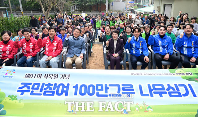 오승록 노원구청장(가운데)과 월계동 주민, 지역아동센터 아동 등 노원구 지역주민들이 식목일을 앞둔 1일 오후 서울 노원구 초안산숲속작은도서관 옆 부지에서 열린 '제81회 식목일 기념 100만 그루 나무심기' 행사에 참여해 산수유 묘목을 식재하고 있다. /이새롬 기자