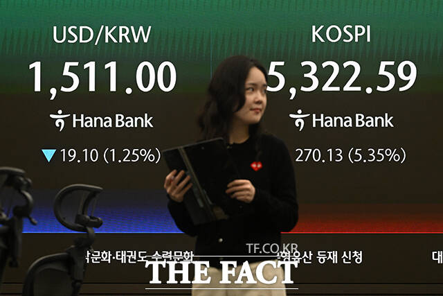 미국과 이란의 전쟁 종전에 대한 기대감이 커진 1일 오전 서울 중구 하나은행 딜링룸에 지수가 표시되고 있다. /서예원 기자