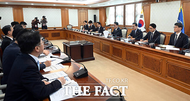 김민석 국무총리(왼쪽)가 1일 오후 서울 종로구 정부서울청사에서 열린 제2차 국토대전환 범정부 추진협의회 회의에 참석해 모두발언을 하고 있다. /임영무 기자