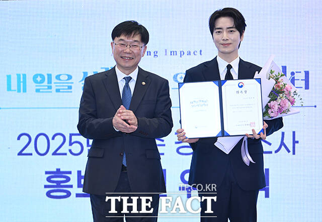 배우 이준혁(왼쪽)과 박선영 아나운서가 1일 오후 서울 중구 한국프레스센터에서 열린 '2025년 기준 경제총조사 홍보모델 위촉식'에 참석해 기념촬영을 하고 있다. /박헌우 기자