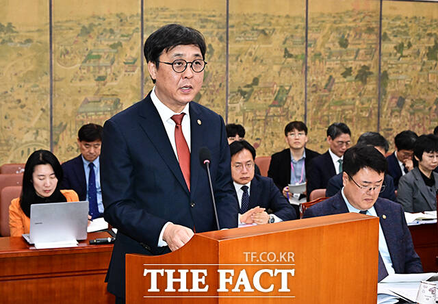 최휘영 문화체육관광부 장관이 1일 오후 서울 여의도 국회에서 열린 문화체육관광위원회 전체회의에 출석해 추경안에 대한 제안설명을 하고 있다. /국회=배정한 기자