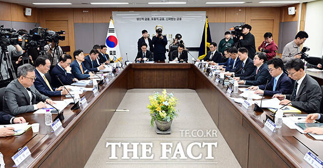 이억원 금융위원장이 1일 오전 서울 종로구 정부서울청사에서 열린 가계부채 점검회의에 참석해 모두발언을 하고 있다. /임영무 기자