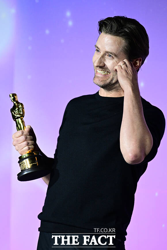 함께 오스카 들어올린 매기 강 감독(왼쪽)과 '골든'의 가창자 이재.