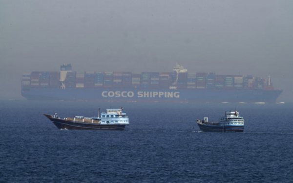 중동 리스크로 선박유가 급등해 해운업계의 어려움이 커지고 있다. 사진은 호르무즈 해협에서 대형 컨테이너선 등이 항행하고 있는 모습. /뉴시스