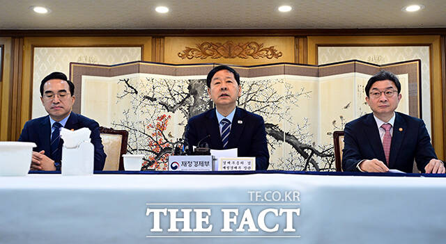 구윤철 부총리 겸 재정경제부 장관(가운데)이 1일 오전 서울 종로구 정부서울청사에서 열린 거시재정금융간담회에 참석해 모두발언을 하고 있다. /임영무 기자