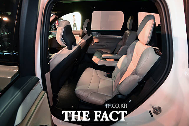 6인승 모델의 2열 좌석 모습.
