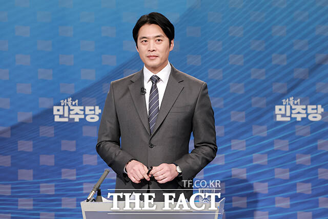 더불어민주당 추미애·김동연·한준호 경기도지사 경선후보(왼쪽부터)가 1일 오후 서울 양천구 SBS 목동 스튜디오에서 열린 더불어민주당 경기도지사 후보자 2차 TV 합동토론회에 참석해 토론을 준비하고 있다. /국회사진기자단