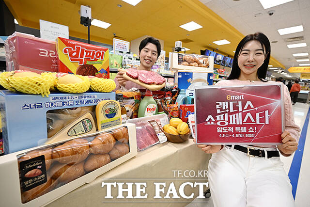 이마트가 ‘랜더스 쇼핑페스타’를 진행한다고 밝힌 1일 오전 서울 용산구 이마트 용산점에서 모델들이 행사 상품을 선보이고 있다. /서예원 기자
