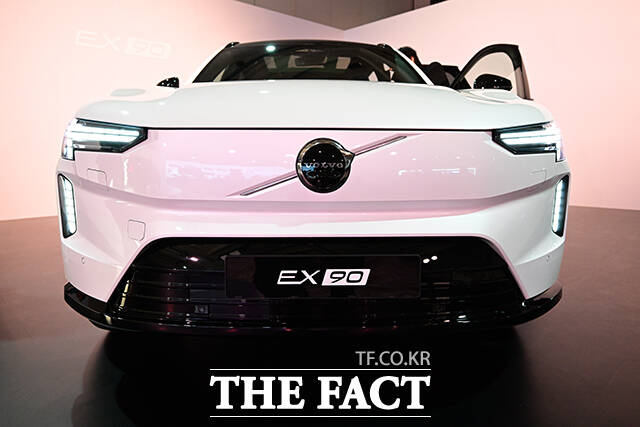 흰 색상 차량의 전면부.