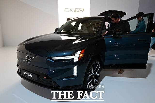 새로 공개된 EX90을 살펴보는 참석자들.