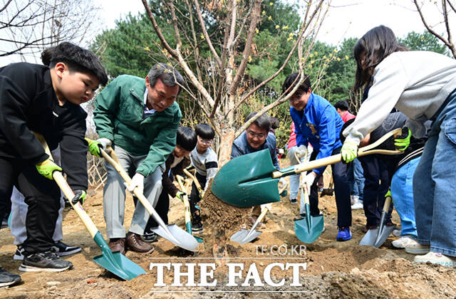 오승록 노원구청장(가운데)과 월계동 주민, 지역아동센터 아동 등 노원구 지역주민들이 식목일을 앞둔 1일 오후 서울 노원구 초안산숲속작은도서관 옆 부지에서 열린 '제81회 식목일 기념 100만 그루 나무심기' 행사에 참여해 산수유 묘목을 식재하고 있다. /이새롬 기자