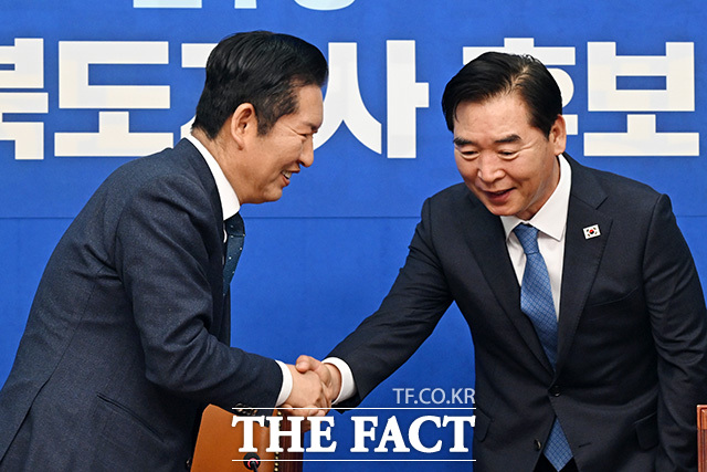 후보 환영식에서 발언하는 오중기 더불어민주당 경북도지사 후보(오른쪽).