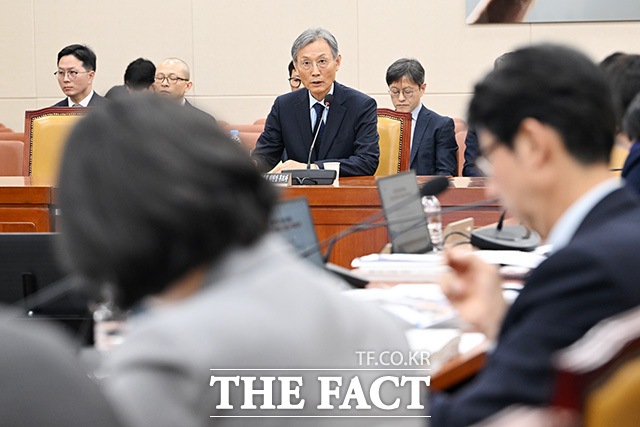 인사청문회에서 의원 질의에 답하는 고광헌 방송미디어통신심의위원회 위원장 후보자.