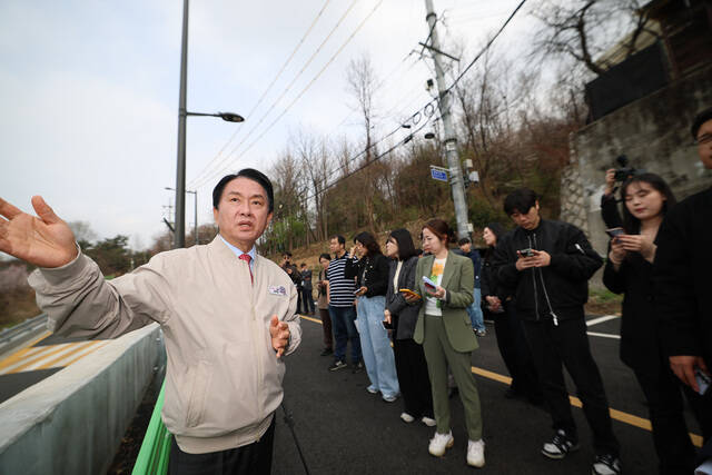 이성헌 서대문구청장이 1일 열린 금화터널 인근 상부 도로에서 열린 설명회에서 발언하고 있다. /서대문구