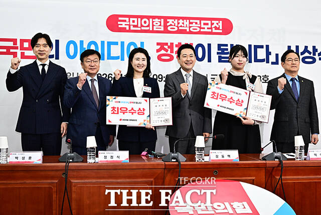 장동혁 국민의힘 대표(왼쪽 네번째)가 1일 오전 서울 여의도 국회에서 열린 국민의힘 정책공모전 ‘국민의 아이디어, 정책이 됩니다’ 시상식에 참석해 최우수상 수상자 박은선(왼쪽 세번째), 김다연 씨(왼쪽 다섯번째)와 기념사진 촬영을 하고 있다. /국회=배정한 기자