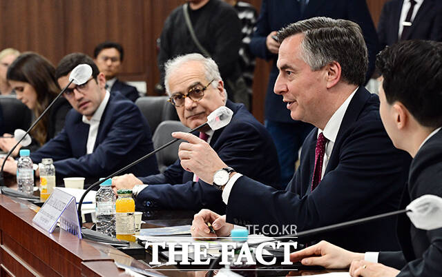 정동영 통일부 장관이 1일 오후 서울 종로구 정부서울청사에서 열린 EU의회 외교위원회 방한단 면담에 참석해 인사말을 하고 있다. /임영무 기자