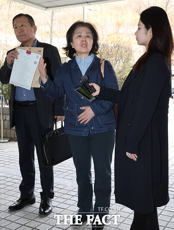 김영선 전 국회의원이 1일 서울 서초구 서울중앙지법에서 열린 오세훈 서울시장의 여론조사 대납 의혹 사건 1심 속행 공판에 증인으로 출석하며 취재진 질문에 답하고 있다. /박상민 기자