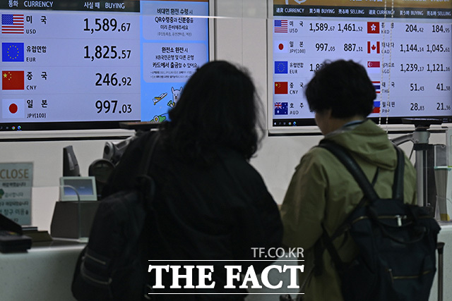 원·달러 환율이 1520원을 넘어서며 2009년 금융 위기 이후 최고 수준을 기록한 31일 오전 인천국제공항 제2터미널의 한 환전소에 통화별 환율이 표시돼 있다. /송호영 기자