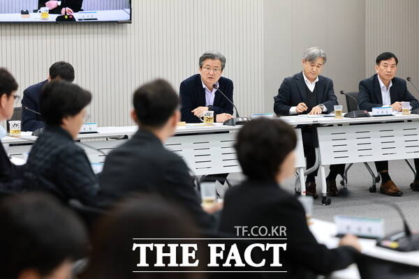 정용래 대전시 유성구청장이 1일 확대간부회의를 주재하고 있다. /대전시 유성구