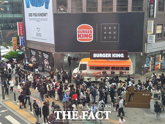 유용욱 셰프가 1일 오전 서울 성수동에서 ‘게릴라 와퍼트럭’을 타고 시민들에게 신제품을 제공하고 있다. 유 셰프는 자신의 시그니처인 비프립 노하우와 버거킹의 직화 방식을 결합해 고유의 풍미를 구현했다.