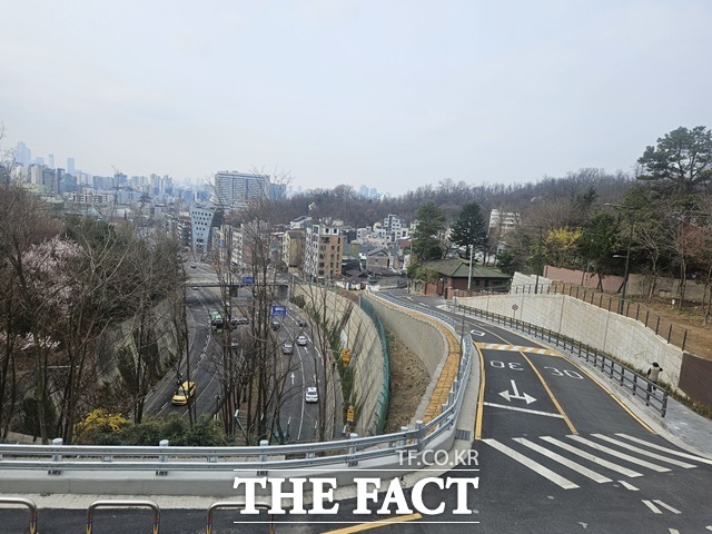 서대문구가 최근 북아현 과선교와 금화터널 인근 도로를 잇달아 개설하며 지역 교통 체계를 개선했다. 사진은 금화터널 인근 상부 도로에서 아래를 내려다 본 모습. /김명주 기자
