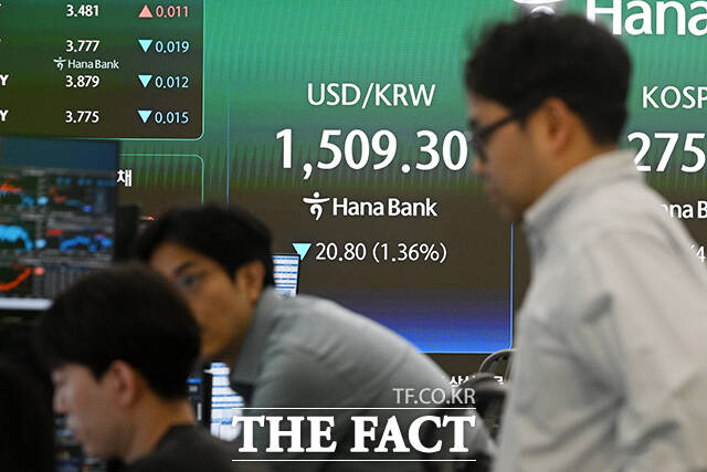 미국과 이란의 전쟁 종전에 대한 기대감이 커진 1일 오전 서울 중구 하나은행 딜링룸에 지수가 표시되고 있다. /서예원 기자