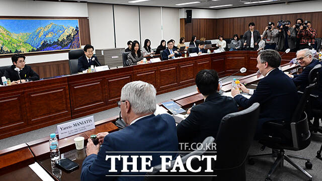 정동영 통일부 장관이 1일 오후 서울 종로구 정부서울청사에서 열린 EU의회 외교위원회 방한단 면담에 참석해 인사말을 하고 있다. /임영무 기자