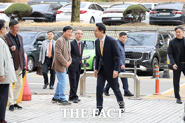 오세훈 서울시장이 1일 오전 서울 서초구 서울중앙지법에서 열린 정치자금법 위반 혐의 관련 공판에 출석하며 취재진 질문에 답하고 있다. /박상민 기자