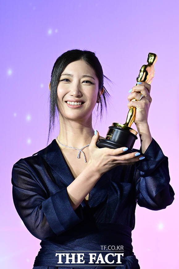 함께 오스카 들어올린 매기 강 감독(왼쪽)과 '골든'의 가창자 이재.