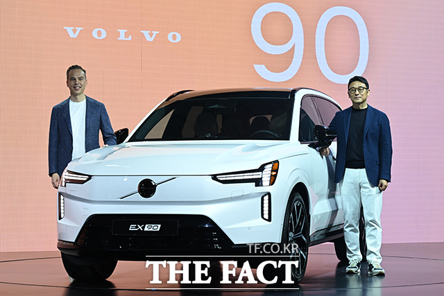 1일 인천 중구 인스파이어 리조트에서 볼보의 차세대 전기 플래그십 SUV EX90이 공개된 가운데 에릭 세베린손 볼보 최고영업책임자(왼쪽), 이윤모 볼보자동차코리아 대표이사가 기념촬영을 하고 있다. /영종도=남윤호 기자